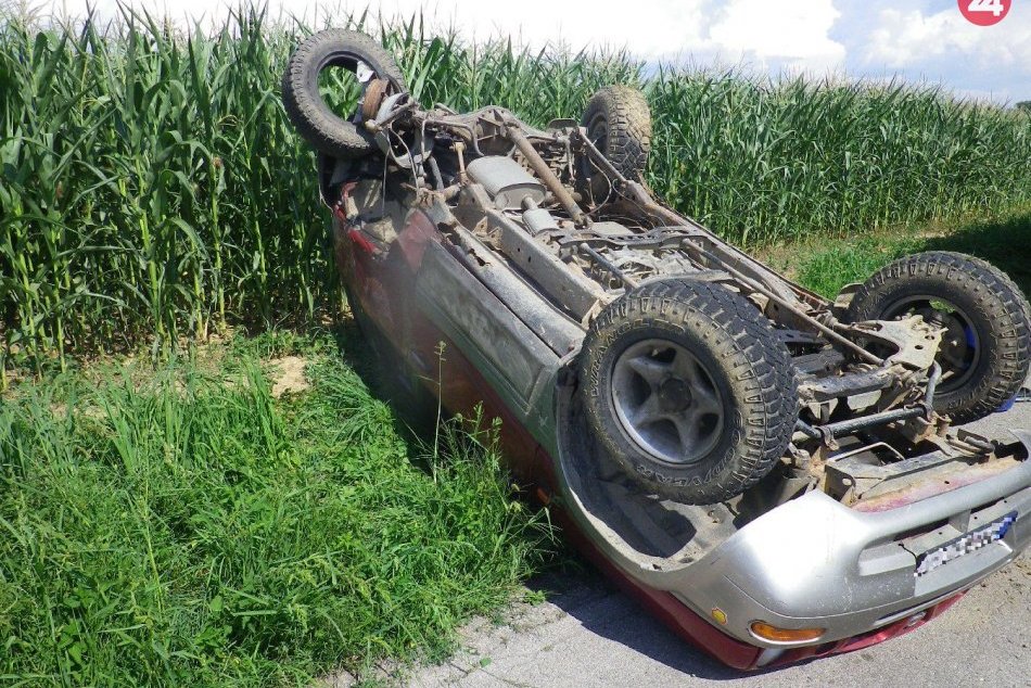 Ilustračný obrázok k článku Auto skončilo na streche: Po nehode jeden zranený, FOTO