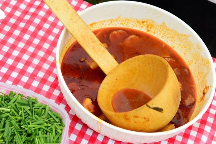 Ilustračný obrázok k článku Špeciálny rodinný deň pod Tatrami: Zdatní kuchári budú súťažiť vo varení guľášov