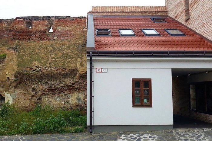 Ilustračný obrázok k článku Mesto obnoví zdevastovaný úsek hradieb, pomôže aj štát, VIDEO