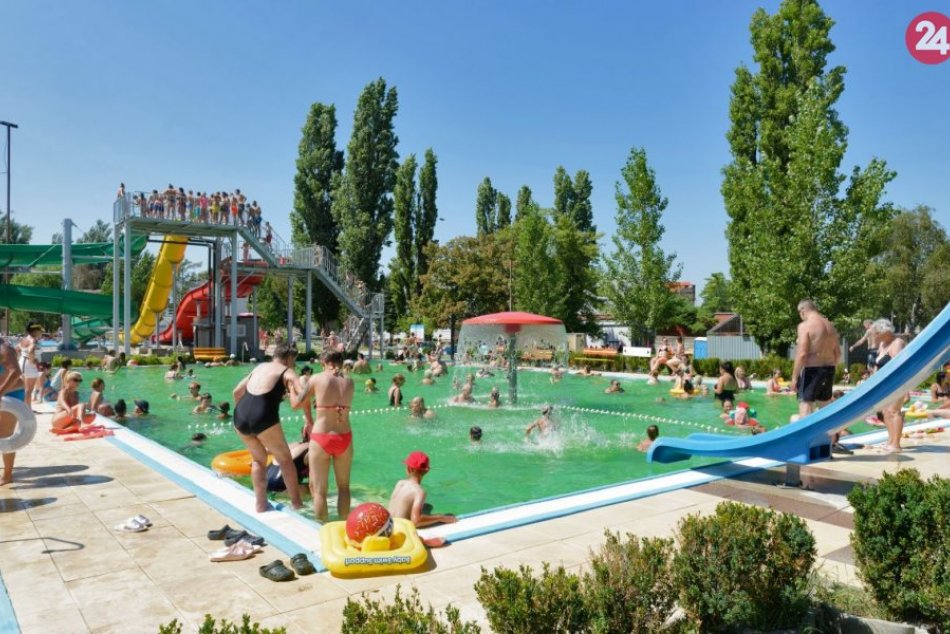 Ilustračný obrázok k článku Leto si užijeme naplno: Povinnosť nosiť rúško na kúpalisku sa RUŠÍ!