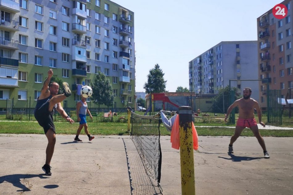 Ilustračný obrázok k článku Športové zápolenia pod oknami panelákov: Nadšenci zorganizovali turnaj v nohejbale, FOTO