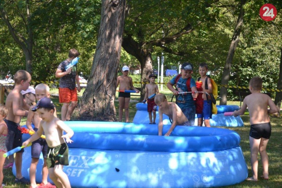 Ilustračný obrázok k článku Deti zabavia obľúbené Vodné vojny: NOVINKOU bude 30 metrov dlhá nafukovacia šmýkala