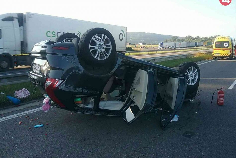 Ilustračný obrázok k článku Nehoda na diaľnici: V prevrátenom aute boli traja zranení, FOTO