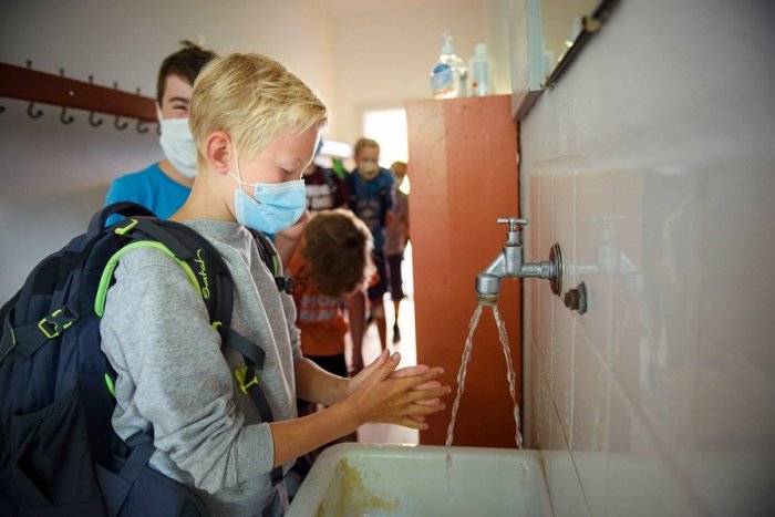 Ilustračný obrázok k článku COVID-19 zatvoril základnú školu. V ohrození je vyše stovka ľudí