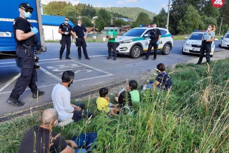 Ilustračný obrázok k článku Kamionista počul z návesu čudné zvuky: Na Kremnických Baniach chytili šiestich migrantov