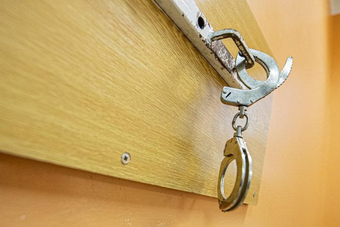 Ilustračný obrázok k článku Vyhrážky syna nadobudli obludné rozmery: Otcovi chcel odtrhnúť hlavu a vyhodiť z okna