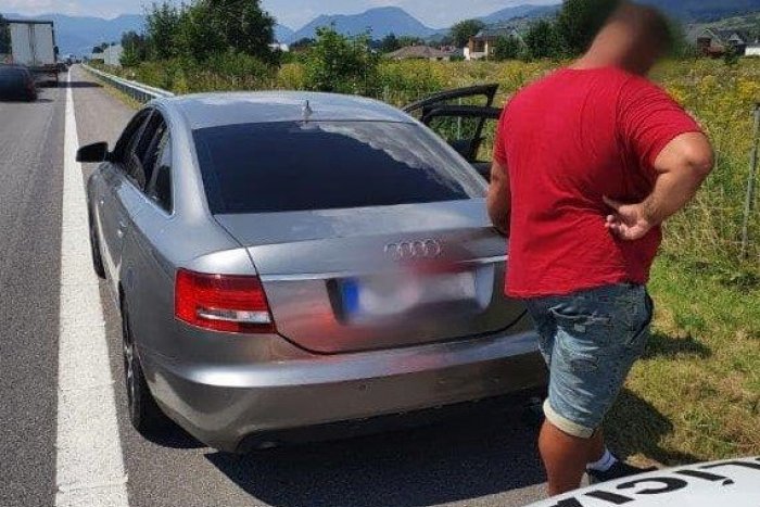 Ilustračný obrázok k článku Dvojica na audine zrejme mikulášskych policajtov nečakala: Toto viezli v aute