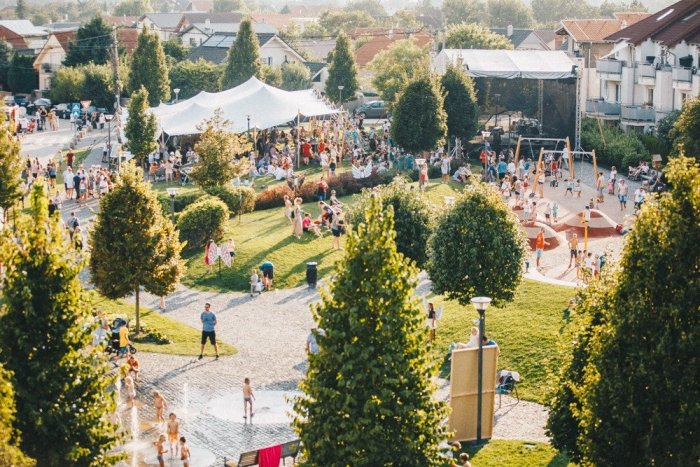 Ilustračný obrázok k článku Dedinka neďaleho Bratislavy sa stáva unikátom. Aktuálne sa tam chystajú hviezdni umelci