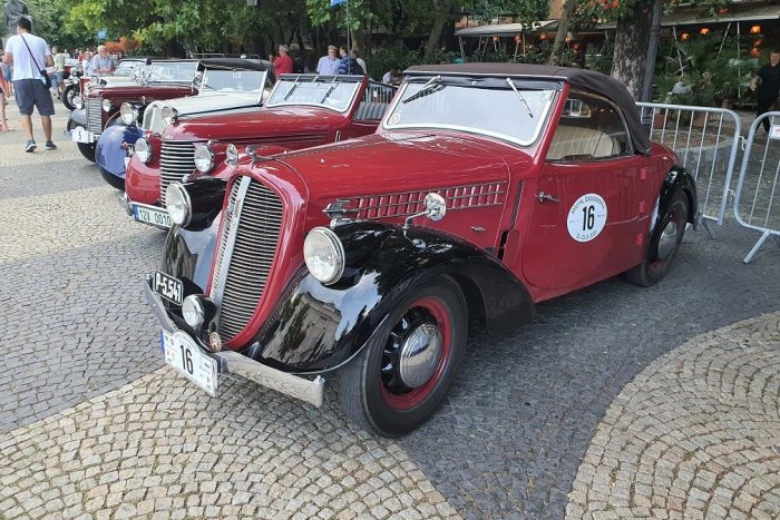 Ilustračný obrázok k článku Po Bratislave sa premávajú autá s volantom napravo. Pozrite si 100-ročných automobilových deduškov