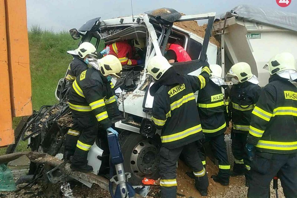 Ilustračný obrázok k článku Vážna nehoda v okrese Trenčín: Po zrážke nákladiakov hlásia zranenia, FOTO