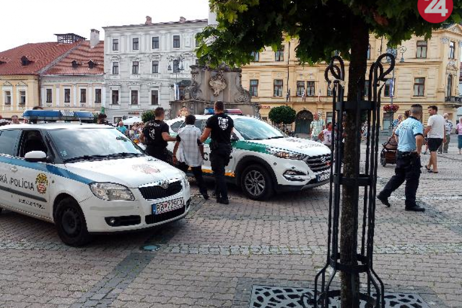 Ilustračný obrázok k článku Dramatické chvíle na bystrickom námestí: Zásah proti mužovi so zbraňou, FOTO