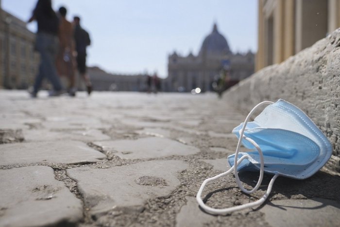 Ilustračný obrázok k článku Česko opäť zavedie rúška! Kde bude ich nosenie povinné?