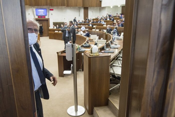 Ilustračný obrázok k článku COVID-19 v parlamente: V hre je prerušenie schôdze, za Kollára zaskakuje Grendel