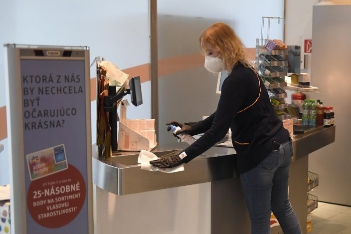 Ilustračný obrázok k článku Mičovský žiada uprednostniť pri vakcinácii 15-tisíc pracovníkov rezortu. Čo je dôvod?