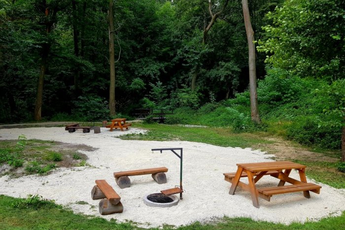 Ilustračný obrázok k článku Partizánska lúka skrásnela. Pribudli tam nové miesta na opekanie a grilovanie