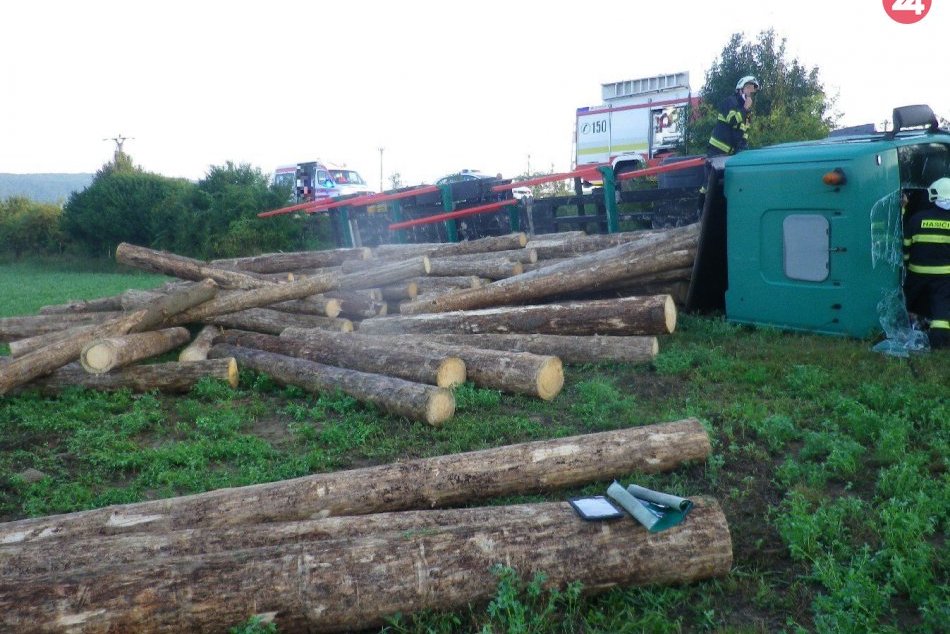 Ilustračný obrázok k článku Pri Dolnej Bzovej havaroval kamión s drevom: Zranený je 1 človek