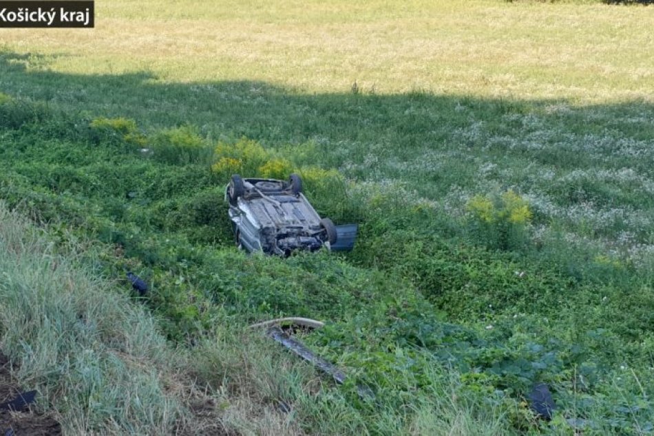 Ilustračný obrázok k článku Vodič s takmer štyri promile alkoholu prevrátil auto na strechu pri obci Bohúňovo, FOTO