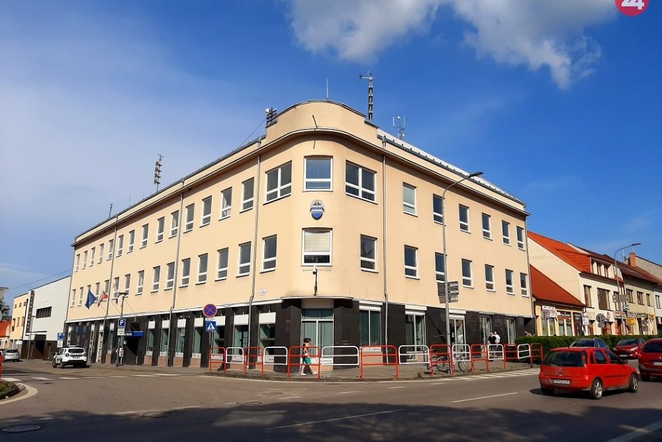 Ilustračný obrázok k článku V Hlohovci bola na COVID-19 pozitívne testovaná zamestnankyňa Mestského úradu!