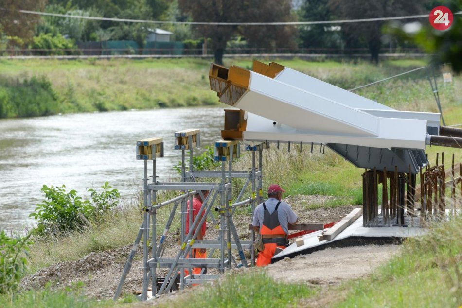 Ilustračný obrázok k článku Výstavba pokračuje: Oba brehy rieky spojí nova cyklolávka, FOTO