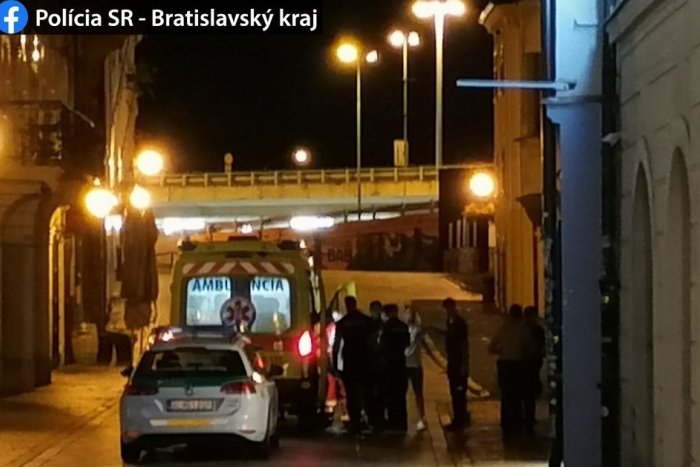 Ilustračný obrázok k článku Krvavé potýčky v centre mesta: Muž po útoku ležal na električkovej trati, druhému zranili lebku