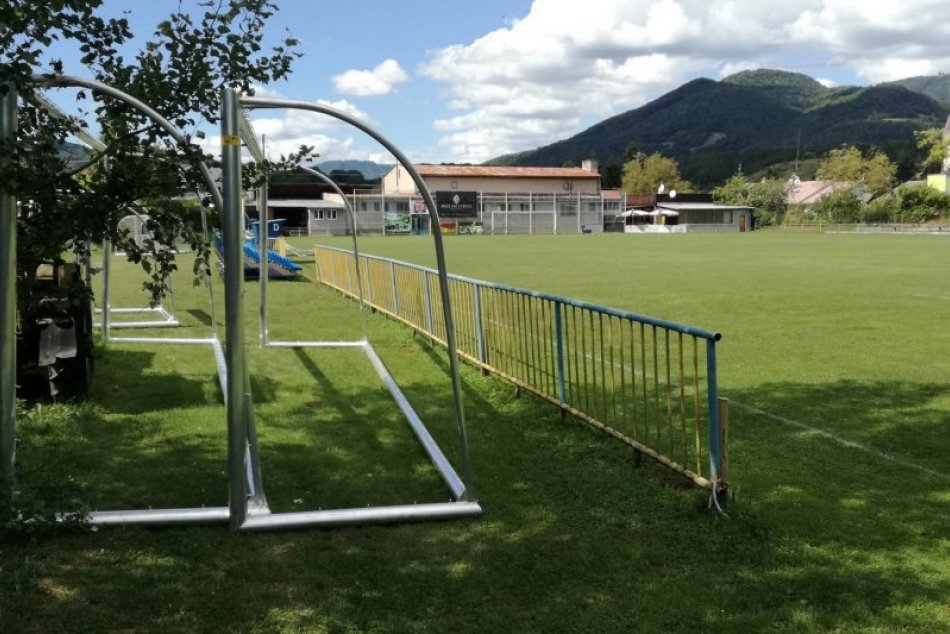 Ilustračný obrázok k článku Mladí bystrickí futbalisti majú dôvod na radosť: Dostali nové prenosné bránky, FOTO