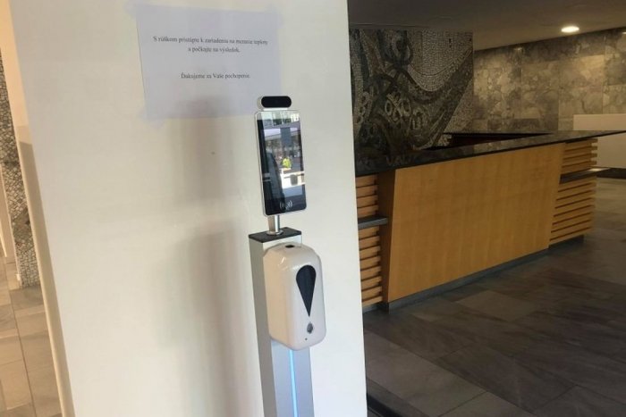 Ilustračný obrázok k článku Šikovný pomocník na mestskom úrade: Postavíte sa pred displej a on vám zmeria teplotu