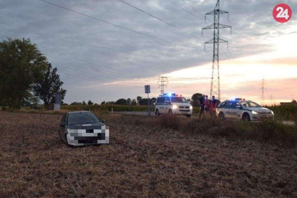 Ilustračný obrázok k článku Seniorka nezvládla riadenie a skončila v poli: Po príchode polície nafúkala