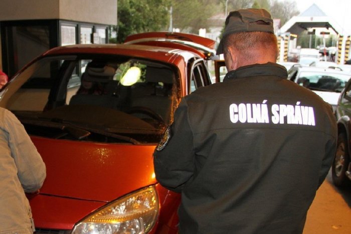 Ilustračný obrázok k článku Úlovok žilinských colníkov: V balíku z Ruska mal byť koberec, našli však niečo iné