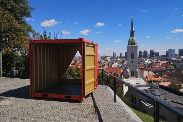 Ilustračný obrázok k článku FOTO: Pod hradom sa objavil zvláštny kontajner. Čo symbolizuje?