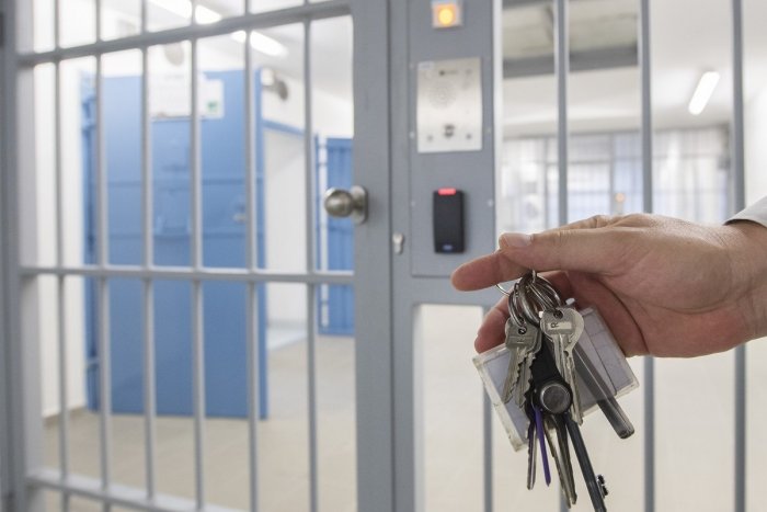 Ilustračný obrázok k článku Začalo to vykopnutými dvermi na byte: Mužovi hrozí 12 rokov väzenia