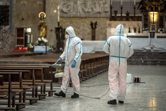 Ilustračný obrázok k článku Hromadné podujatia čakajú OBMEDZENIA, platia však výnimky! Ako to bude v kostoloch a na svadbách?