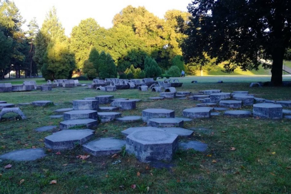 Ilustračný obrázok k článku Nevšedné predstavenie UMELCOV: Spojili sa pre záchranu bystrického ihriska Hexagon