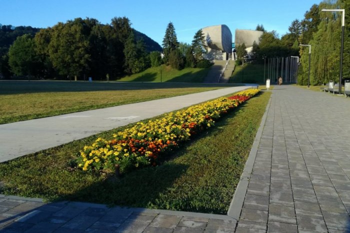 Ilustračný obrázok k článku Prípravy na oslavy výročia SNP vrcholia: Takto je upravený park a jeho okolie, FOTO