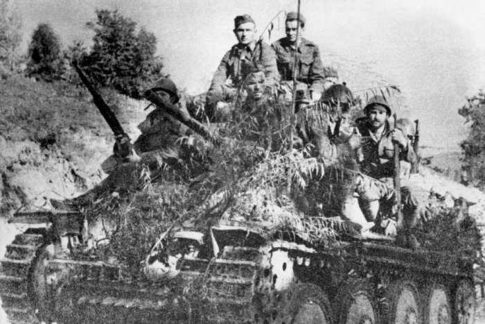 Ilustračný obrázok k článku Začnite s vysťahovaním! Slováci sa pred 76 rokmi postavili okupantom + KVÍZ