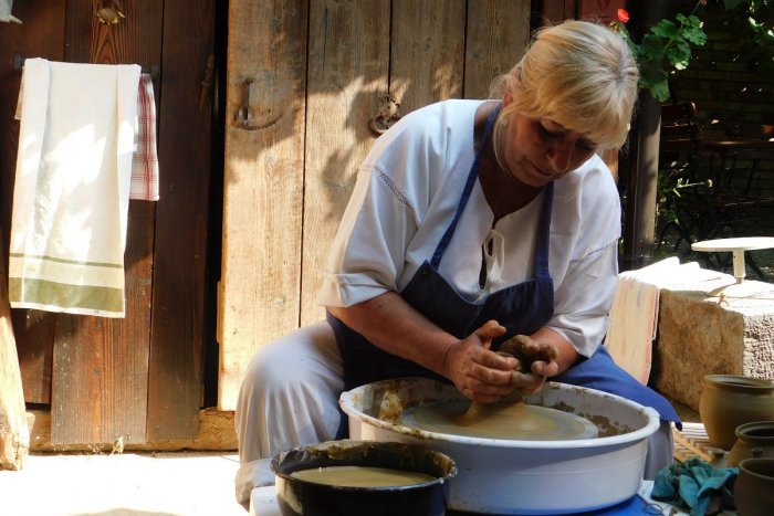 Ilustračný obrázok k článku Pestré víkendy vo Vlkolínci v znamení remesiel: Jednu z činností predkov tu ale neuvidíte