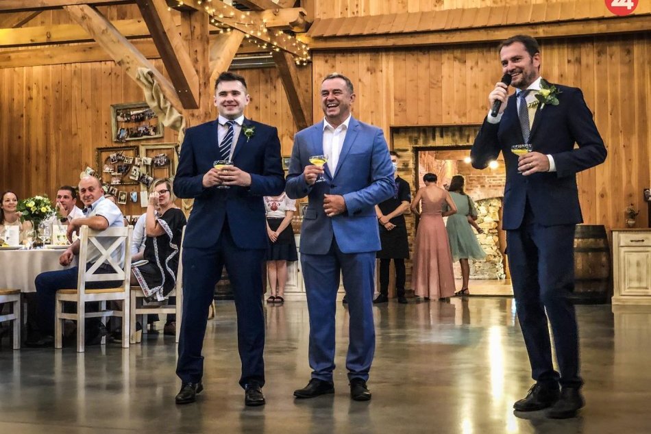 Ilustračný obrázok k článku Mal by Matovič kvôli účasti na svadbe odstúpiť? Iní politici to už urobili