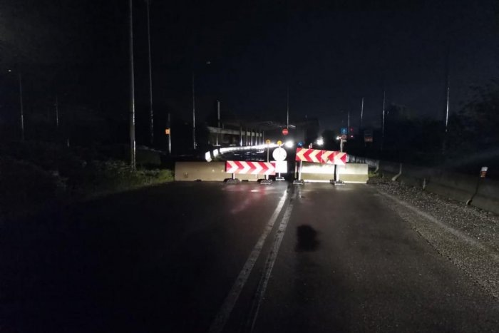 Ilustračný obrázok k článku Dopravný podnik prerušil premávku do Rajky. Na hraničnom prechode stoja betónové zábrany