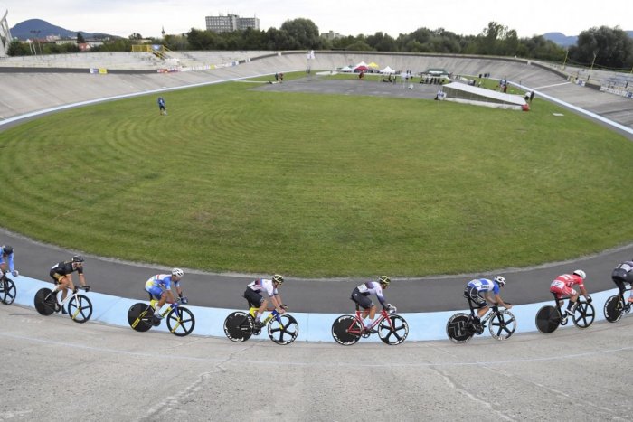 Ilustračný obrázok k článku Na velodróme sa už ďalej nemohlo súťažiť: Veľkú cenu dráhovej cyklistiky zrušil dážď