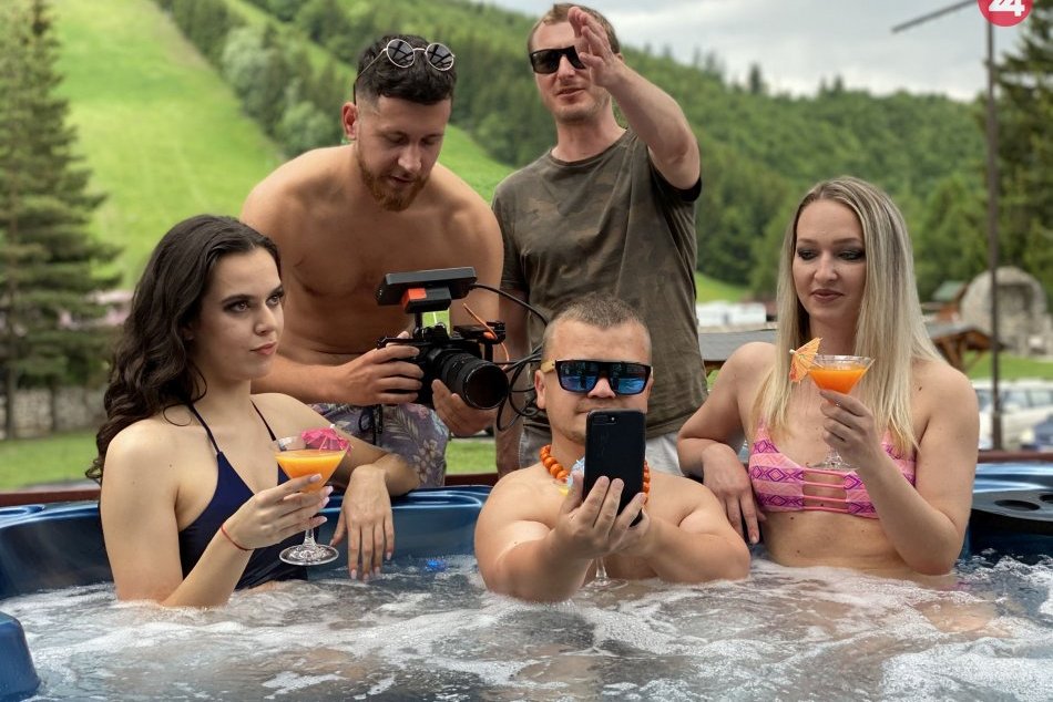 Ilustračný obrázok k článku Bystričania to roztočili vo vírivke aj v párty klube: Na svete je bláznivý VIDEOKLIP