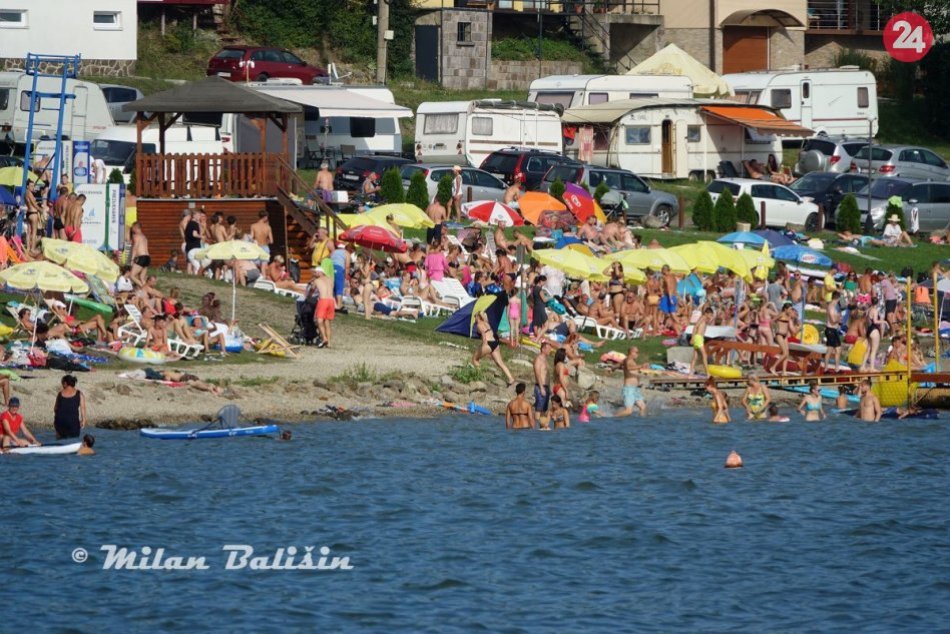 Ilustračný obrázok k článku V OBRAZOCH: Posledný augustový víkend praskala Šírava vo švíkoch