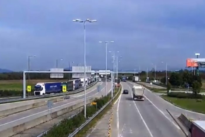 Ilustračný obrázok k článku Vodiči, pozor! Na hraničnom priechode Čunovo stojí kolóna kamiónov