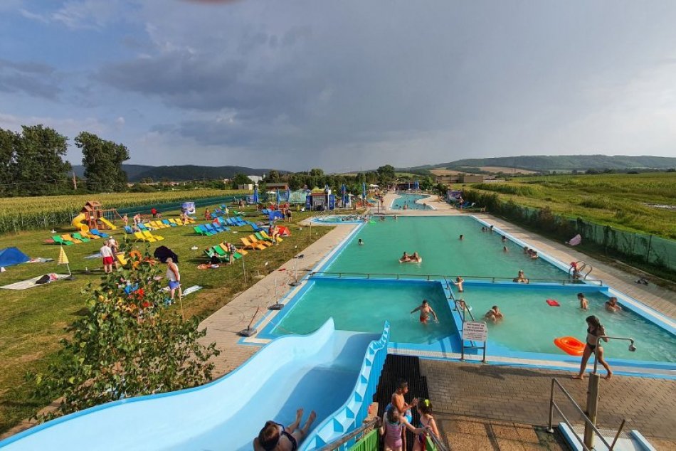 Ilustračný obrázok k článku Kúpalisku pri Lučenci koronakríza neuškodila: Návštevnosť počas leta bola mimoriadne dobrá