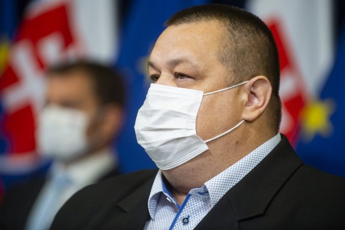 Ilustračný obrázok k článku Hlavný hygienik Ján Mikas je v karanténe! Stretol sa s človekom pozitívnym na Covid-19