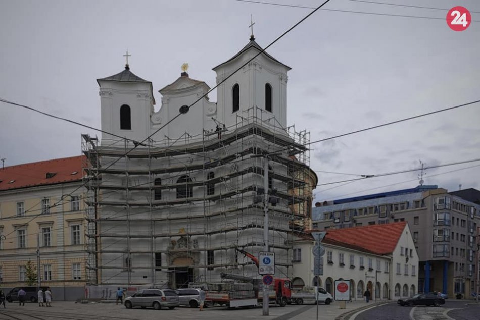 Ilustračný obrázok k článku Kostol Najsvätejšej trojice zmenil šat. Prečo je v súčasnosti biely?