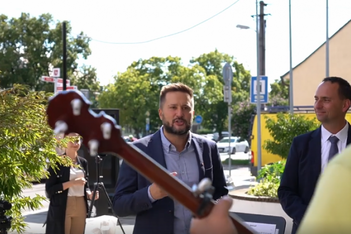 Ilustračný obrázok k článku Vajnorčania rozospievali primátora. Som abstinent, nôtil s nimi z plných pľúc + VIDEO