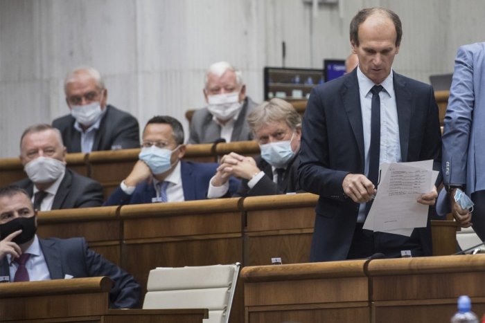 Ilustračný obrázok k článku Štvorica poslancov chce odstrihnúť politické strany od miliónových príspevkov