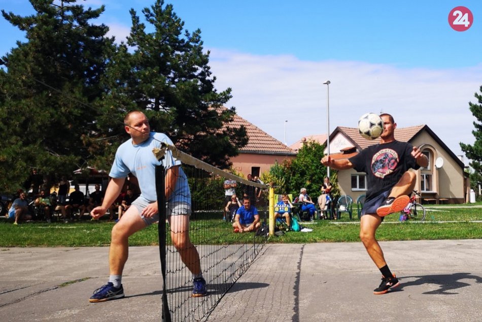 Ilustračný obrázok k článku Športové zápolenia medzi panelákmi: Nohejbalisti zabojovali o Večanský putovný pohár