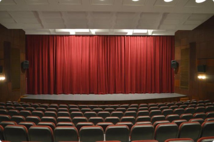 Ilustračný obrázok k článku Kinosála dostala novú oponu: Pôvodná slúžila od vzniku spoločenského domu