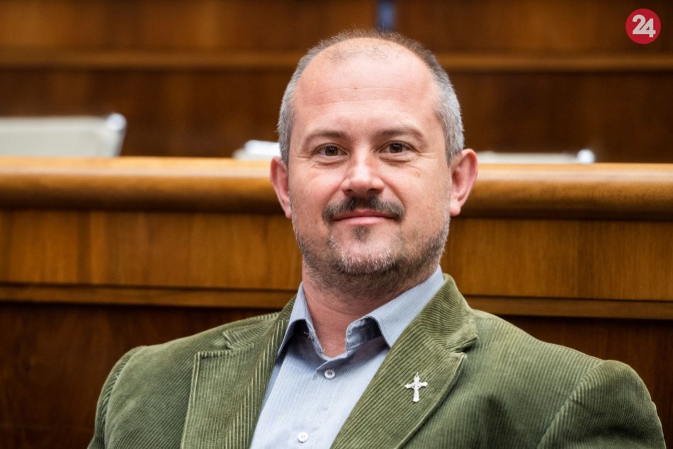 Ilustračný obrázok k článku Reakcia Kotlebu na zadržanie poslanca, ktorý napadol policajta: Vzplanul spravodlivý hnev!