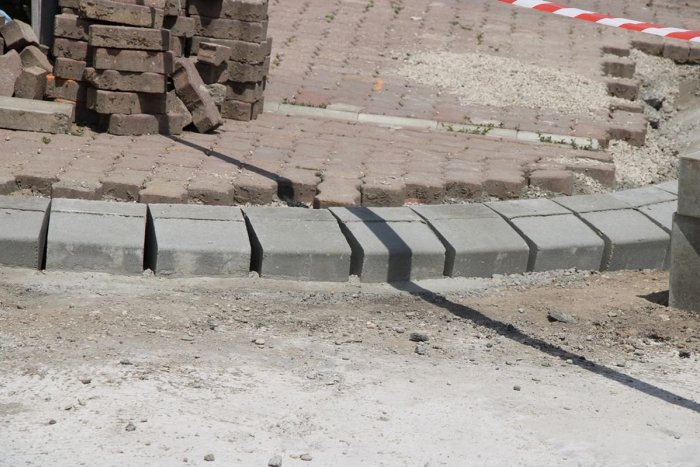 Ilustračný obrázok k článku Cestu zrekonštruovali, chodníky nechali v pôvodnom stave: Čaká ich oprava